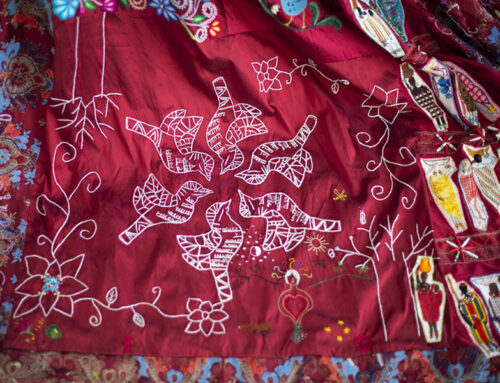 The Red Dress: Faszinierende Stickkunst